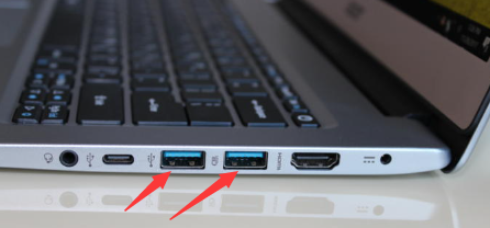 USB 連接埠位於側面或背面